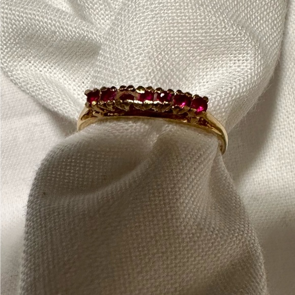 Vintage solid 18k Gold Ring with 7 small rubies 
size 5.5 - Picture 3 of 5